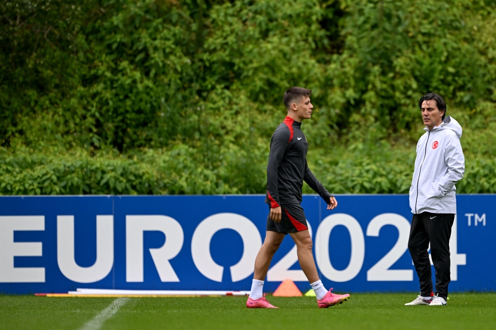 Turkiye's midfielder Arda Guler (L) and Italian head coach Vincenzo Montella (R) attend a training session on July 5, 2024. (Photo by Ozan Kose / AFP)