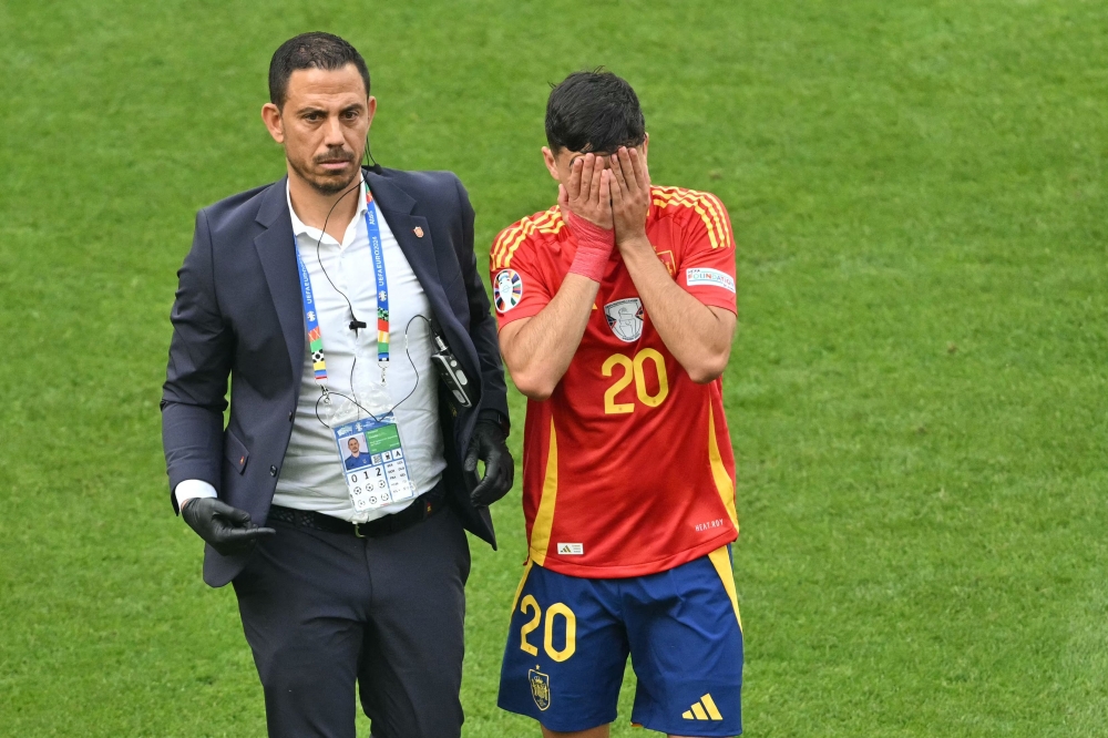 Spain's midfielder #20 Pedri leaves the pitch after being injured during the UEFA Euro 2024 quarter-final football match between Spain and Germany at the Stuttgart Arena in Stuttgart on July 5, 2024. (Photo by Miguel MEDINA / AFP)
