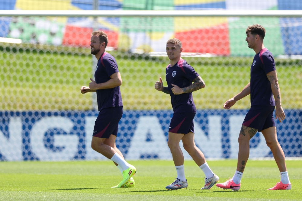 (From L) England's forward Harry Kane and defender Kieran Trippier take part in a training session on July 9, 2024. (Photo by Adrian Dennis / AFP)
