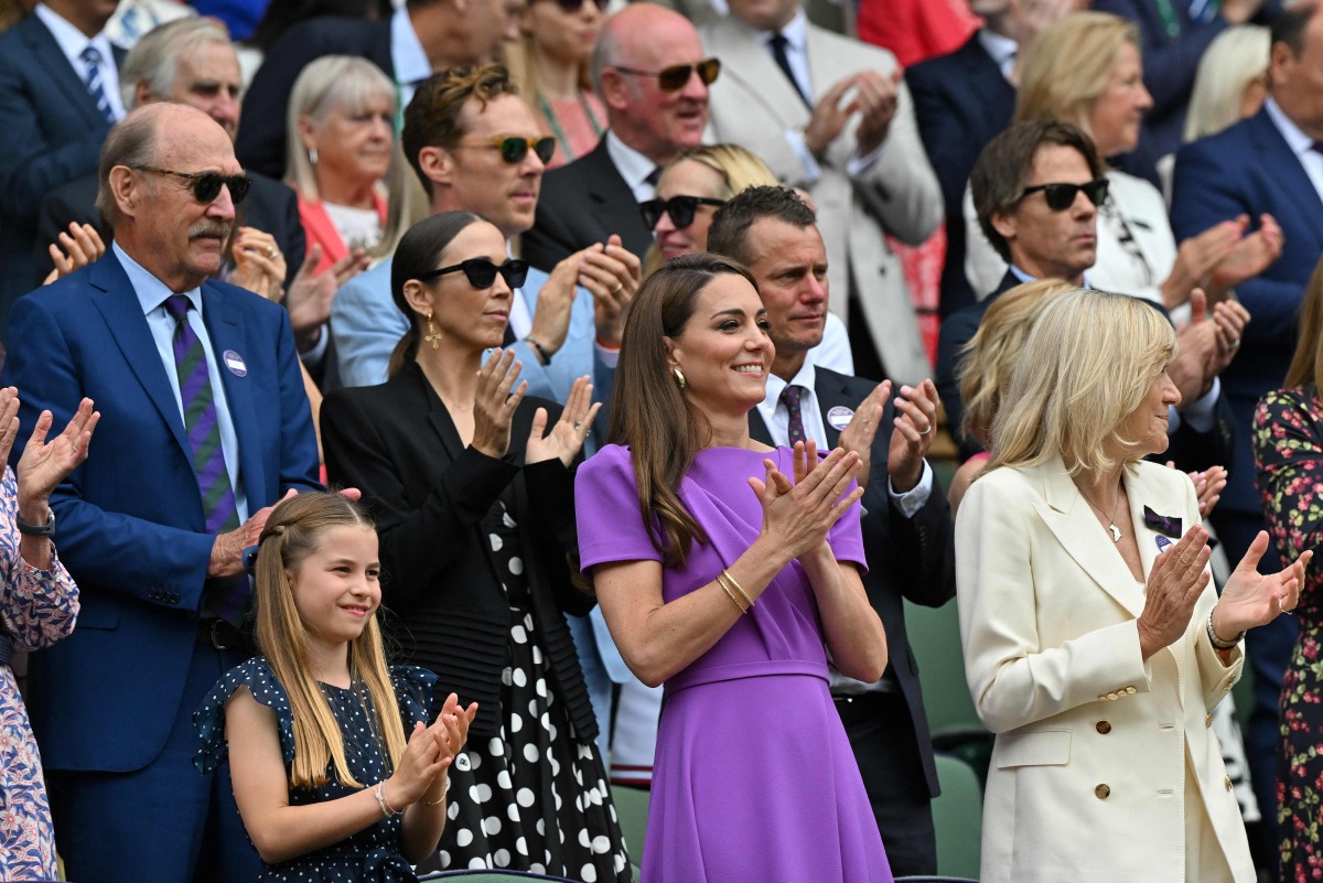 Britain's Catherine, Princess of Wales (C) and her daughter Britain's Princess Charlotte of Wales (L) applaud the players from the Royal Box on Centre Court prior to the start of the men's singles final tennis match on the fourteenth day of the 2024 Wimbledon Championships at The All England Lawn Tennis and Croquet Club in Wimbledon, southwest London, on July 14, 2024. (Photo by ANDREJ ISAKOVIC / AFP) 