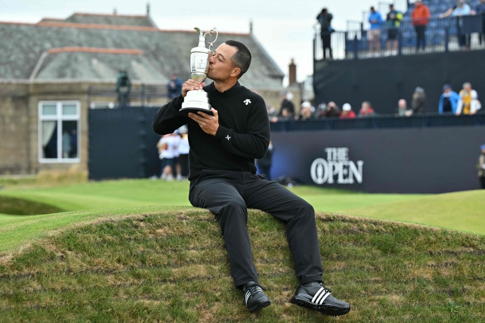 US golfer Xander Schauffele kisses the Claret Jug, the trophy for the Champion golfer of the year after winning the 152nd British Open Golf Championship at Royal Troon on the south west coast of Scotland on July 21, 2024. (Photo by Glyn KIRK / AFP) / RESTRICTED TO EDITORIAL USE
