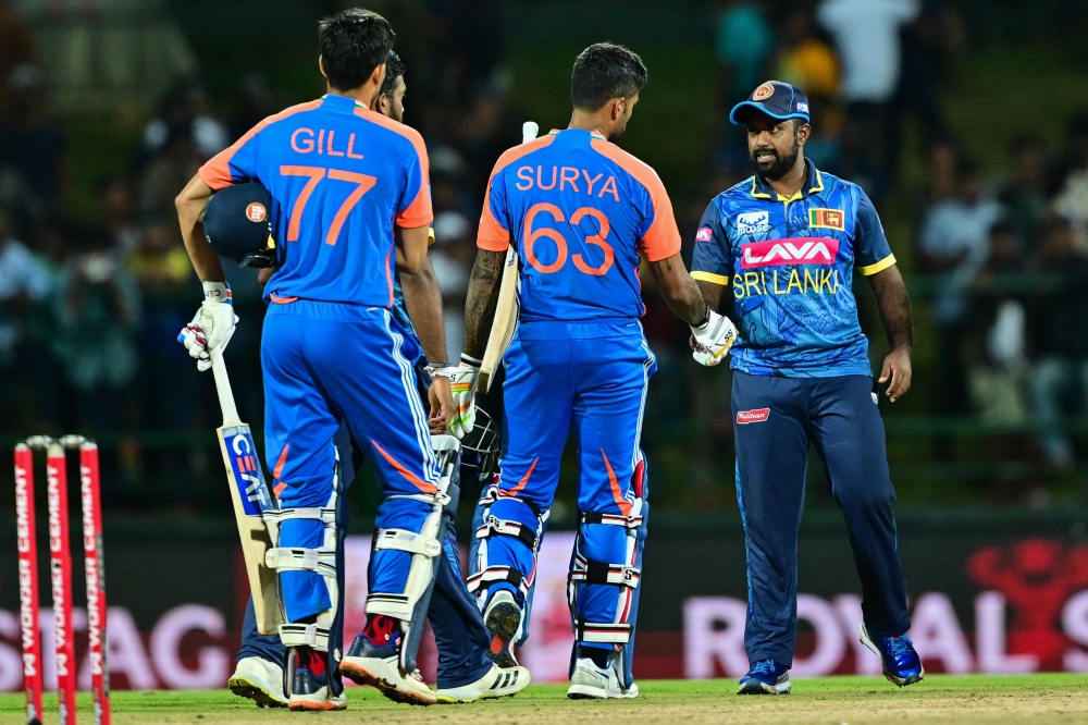 Sri Lanka's captain Charith Asalanka (R) congratulate India's captain Suryakumar Yadav (C) and Shubman Gill (L) after winning in the super over during the third and final Twenty20 international cricket match between Sri Lanka and India at Pallekele International Cricket Stadium in Kandy on July 30, 2024. (Photo by Ishara S. KODIKARA / AFP)
