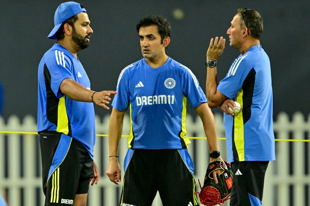 India's captain Rohit Sharma talks with head coach Gautam Gambhir (C) and chief selector Ajit Agarkar (R) during a practice session in Colombo on July 31, 2024. (Photo by Ishara S. Kodikara / AFP)
 