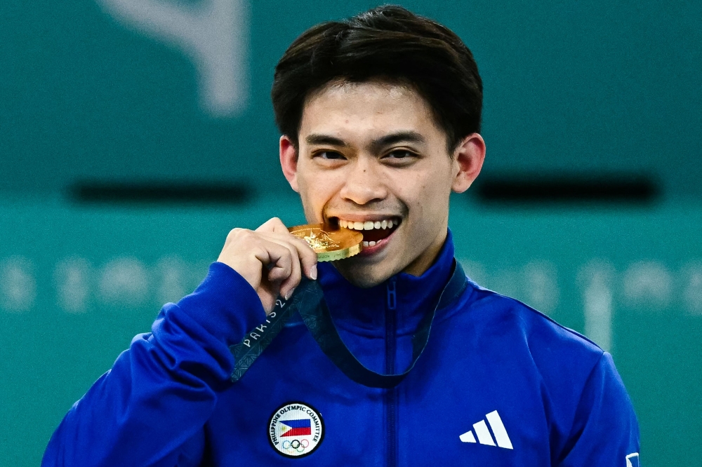 Philippines' Carlos Edriel Yulo (gold) poses during the podium ceremony for the artistic gymnastics men's vault event of the Paris 2024 Olympic Games at the Bercy Arena in Paris, on August 4, 2024. (Photo by Loic VENANCE / AFP)
