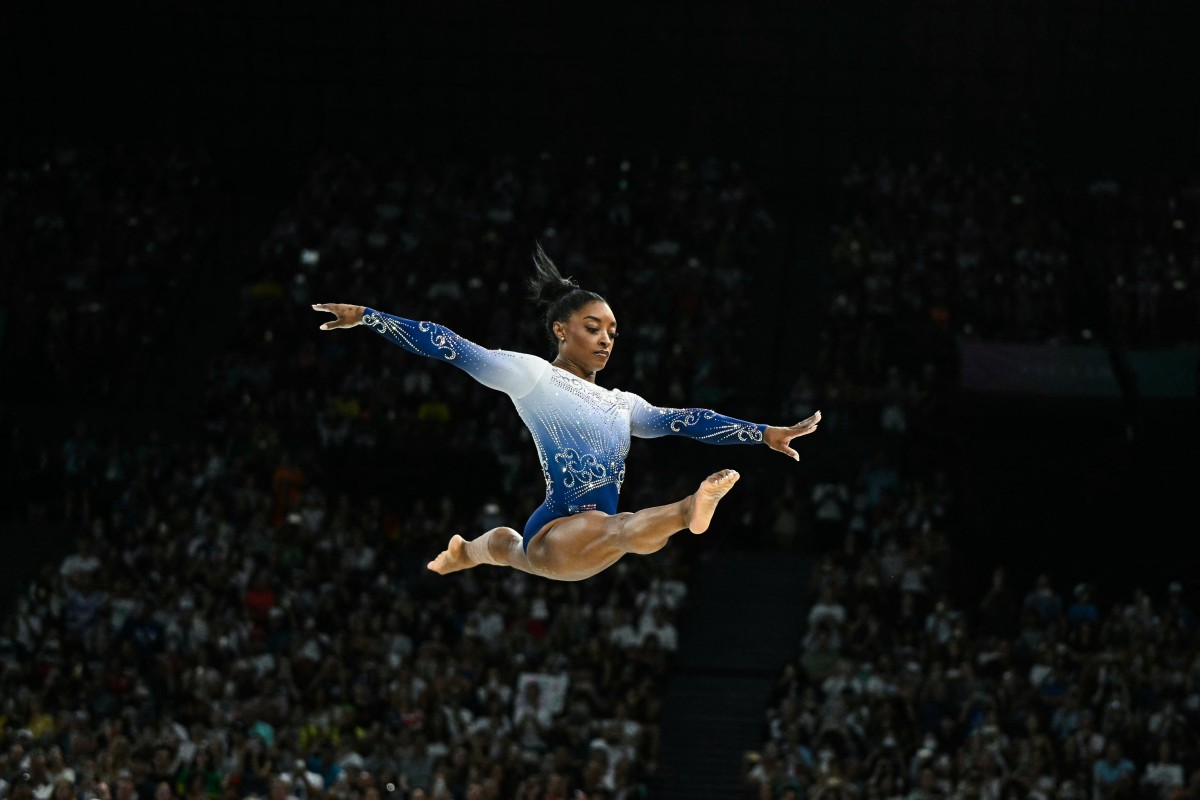 US' Simone Biles competes in the artistic gymnastics women's balance beam final during the Paris 2024 Olympic Games at the Bercy Arena in Paris, on August 5, 2024. (Photo by Gabriel BOUYS / AFP)
