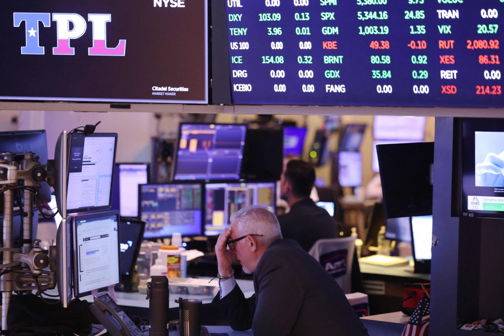 Traders work on the floor of the New York Stock Exchange during morning trading on August 12, 2024 in New York City. (Photo by Michael M. Santiago / GETTY IMAGES NORTH AMERICA / Getty Images via AFP)
