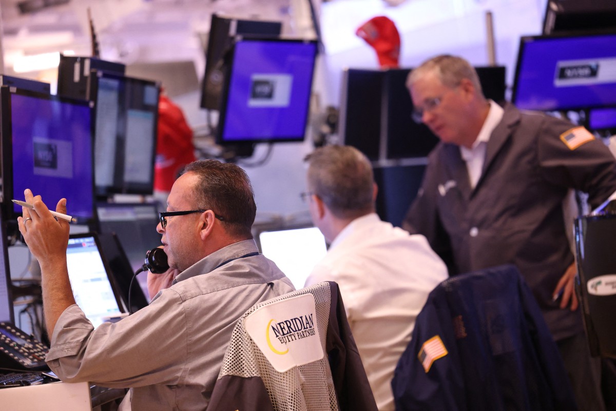 Traders work on the floor of the New York Stock Exchange during morning trading on August 12, 2024 in New York City. Photo by Michael M. Santiago / GETTY IMAGES NORTH AMERICA / Getty Images via AFP.