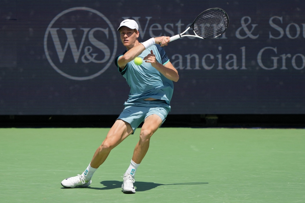 Jannik Sinner of Italy plays a forehand during his match against Alex Michelsen of the United States during Day 4 of the Cincinnati Open at the Lindner Family Tennis Center on August 14, 2024 in Mason, Ohio. (Photo by Dylan Buell / GETTY IMAGES NORTH AMERICA / Getty Images via AFP)
