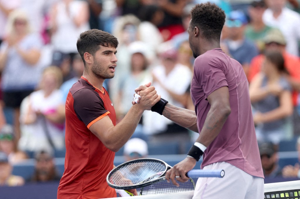 Carlos Alcaraz of Spain congratulates Gael Monfils of France after their match during Day 6 of the Cincinnati Open at the Lindner Family Tennis Center on August 16, 2024 in Mason, Ohio. Photo by MATTHEW STOCKMAN / GETTY IMAGES NORTH AMERICA / Getty Images via AFP