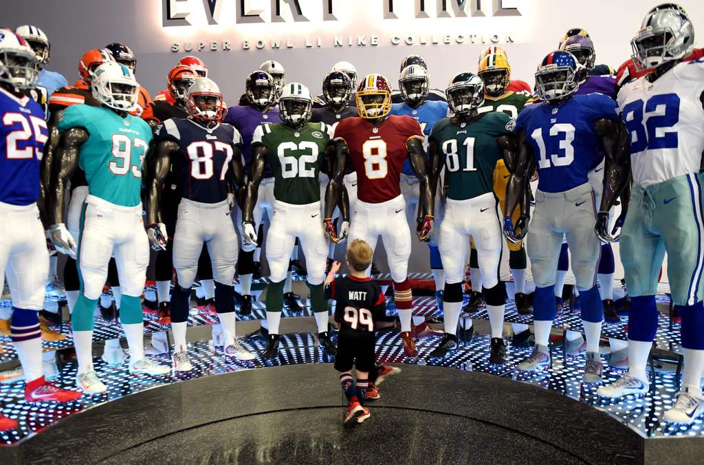 A fan attends the NFL Experience at the George R. Brown Convention Center February 3, 2017 in Houston, Texas two days before the New England Patriots play the Atlanta Falcons in Super Bowl 51. / AFP / TIMOTHY A. CLARY

