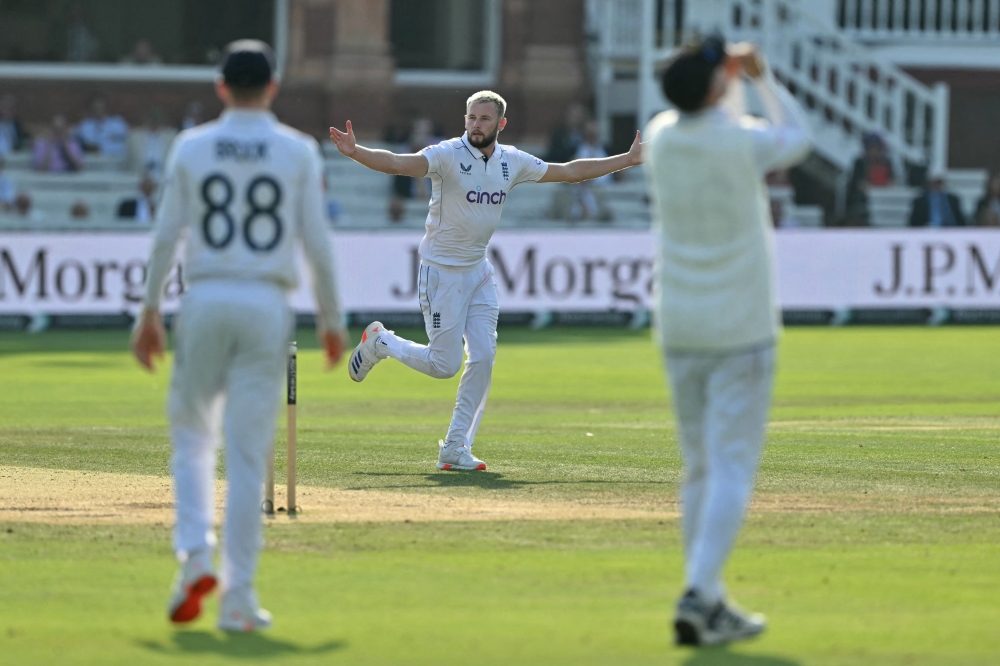 English bowler Martin Atkinson (C) celebrates after taking his fifth wicket, that of Sri Lanka's Milan Rathnayake on day four of the second cricket test match between England and Sri Lanka at Lord's cricket ground in London on September 1, 2024. (Photo by Glyn KIRK / AFP) 