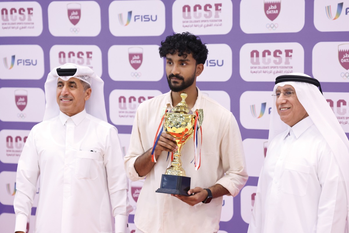 UDST President Dr. Salem Al Naemi (right) and Undersecretary of the Ministry of Education and Higher Education Dr. Ibrahim bin Saleh Al Nuaimi awarding a student.