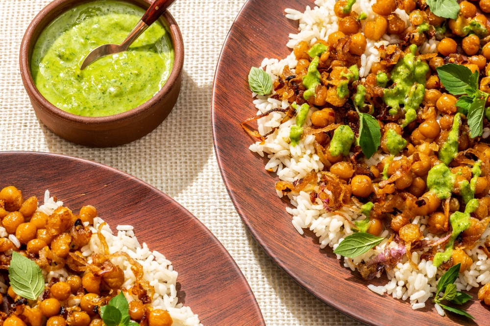 Crispy chickpeas with fried shallots and cilantro-mint chutney. (Photo by Laura Chase de Formigny for The Washington Post)