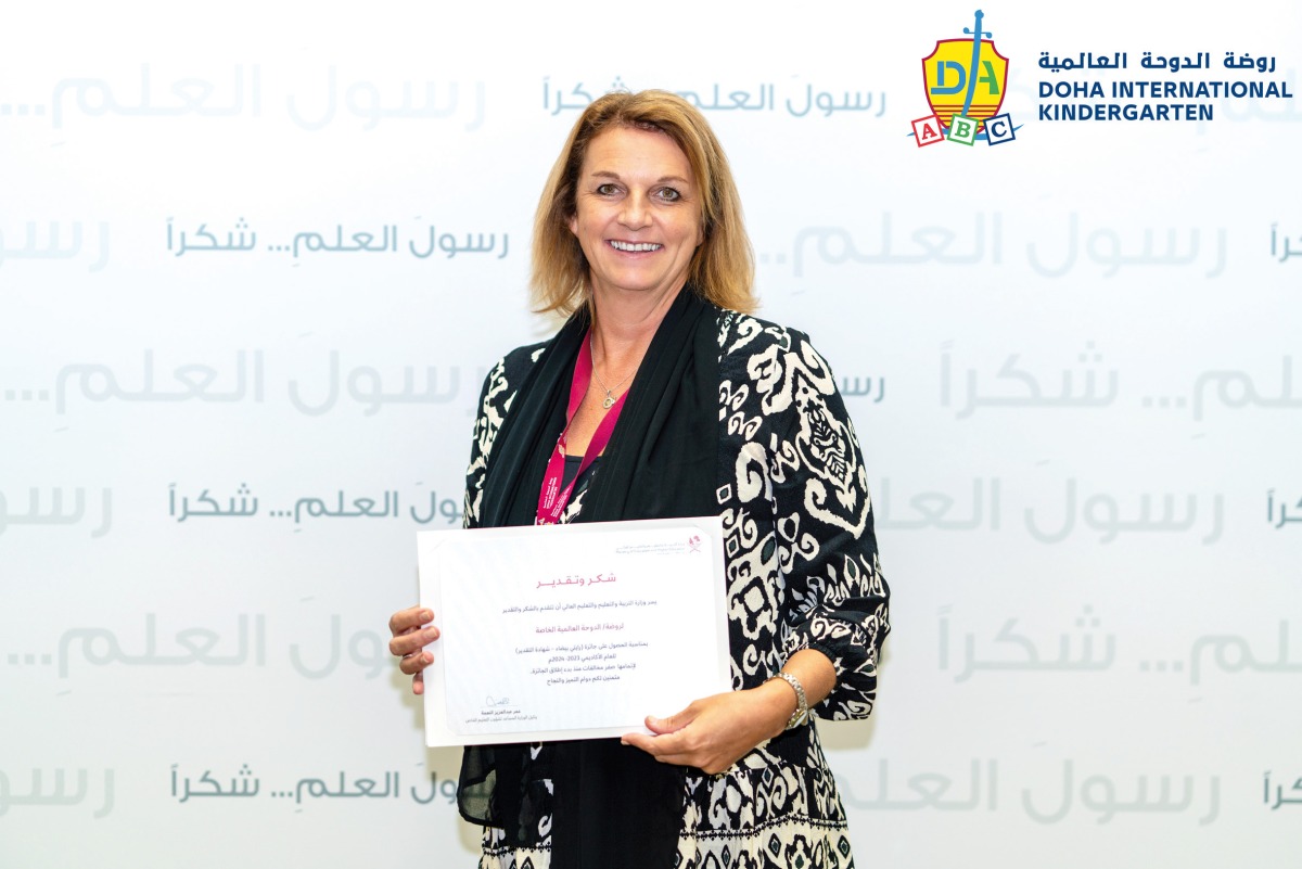 Head of DIKg, Catherine Ruth Jones with the award