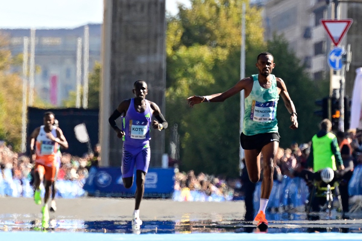 Ethiopia's Milkesa Mengesha (R) competes ahead of Kenya's Cybrian Kotut (C) and Ethiopia's Haymanot Alew to win the 50th edition of the Berlin Marathon in Berlin, Germany on September 29, 2024. (Photo by John MACDOUGALL / AFP)
