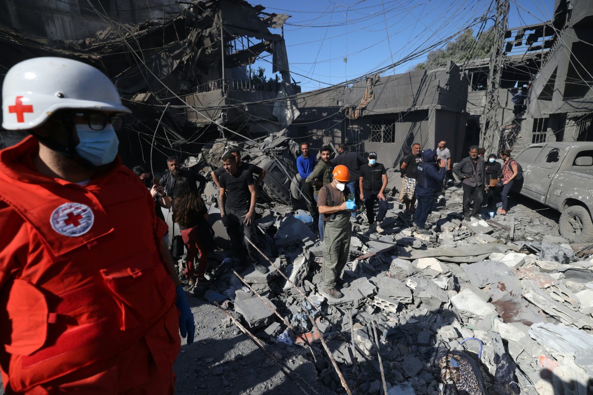 Rescuers search for survivors under the rubble a day after an Israeli airstrike in Beirut's southern suburb of Jnah on October 22, 2024. Photo by IBRAHIM AMRO / AFP.