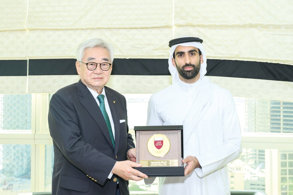 QOC Director of Sports Sector Sheikh Khalifa bin Khalid Al Thani presents a souvenir to World Taekwondo President Dr. Chungwon Choue during the meeting.    