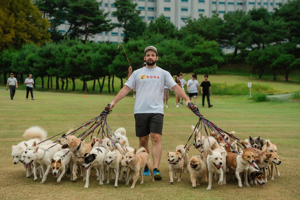 Mitchell Rudy during his Guinness World Record dog-walking feat last month in South Korea. Photo credit: Bonk