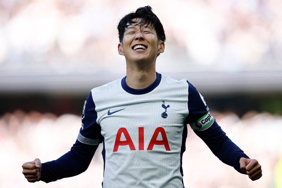 Tottenham Hotspur's South Korean striker #07 Son Heung-Min celebrates after scoring their fourth goal during the English Premier League football match between Tottenham Hotspur and West Ham United at the Tottenham Hotspur Stadium in London, on October 19, 2024. (Photo by BENJAMIN CREMEL / AFP)