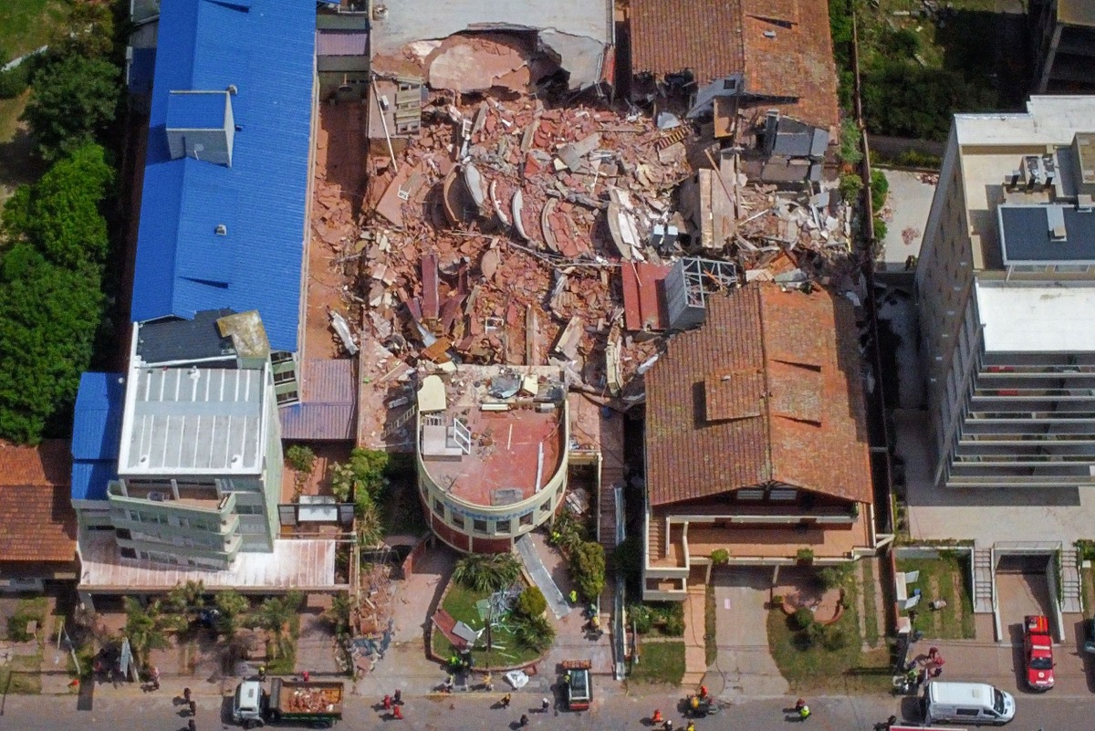 Aerial view of the Dubrovnik Hotel after it collapsed in the seaside town of Villa Gesell, Buenos Aires province, on October 29, 2024. (Photo by STRINGER / AFP)