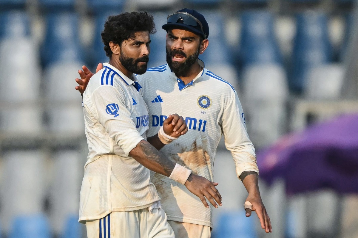 India's Virat Kohli talks with his teammate Ravindra Jadeja (L) during the second day of the third and final Test cricket match between India and New Zealand at Wankhede Stadium in Mumbai on November 2, 2024. (Photo by INDRANIL MUKHERJEE / AFP) / -- IMAGE RESTRICTED TO EDITORIAL USE - STRICTLY NO COMMERCIAL USE --
