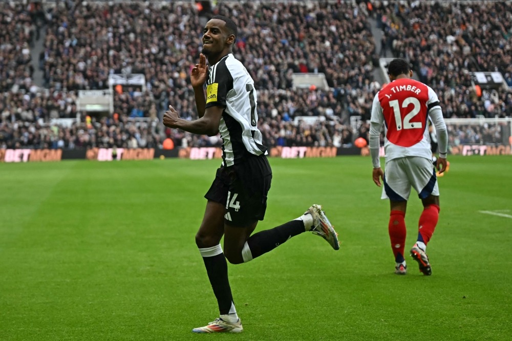 Newcastle United's Swedish striker #14 Alexander Isak celebrates after scoring the opening goal of the English Premier League football match between Newcastle United and Arsenal at St James' Park in Newcastle-upon-Tyne, north east England on November 2, 2024. (Photo by Paul ELLIS / AFP) 