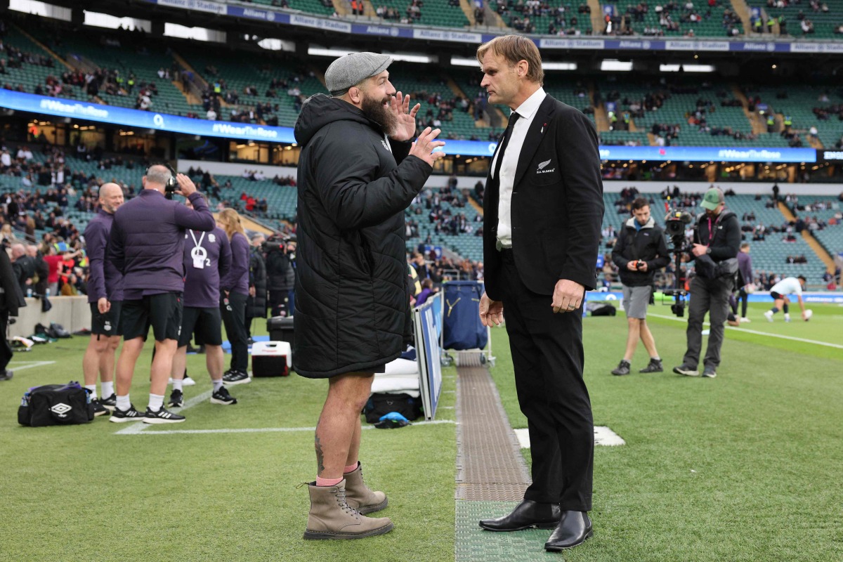 England's Joe Marler (L) speaks with New Zealand's head coach Scott Robertson (R) beside the pitch ahead of the Autumn Nations Series International rugby union test match between England and New Zealand at the Allianz Stadium, Twickenham in south-west London, on November 2, 2024. (Photo by Adrian DENNIS / AFP)
