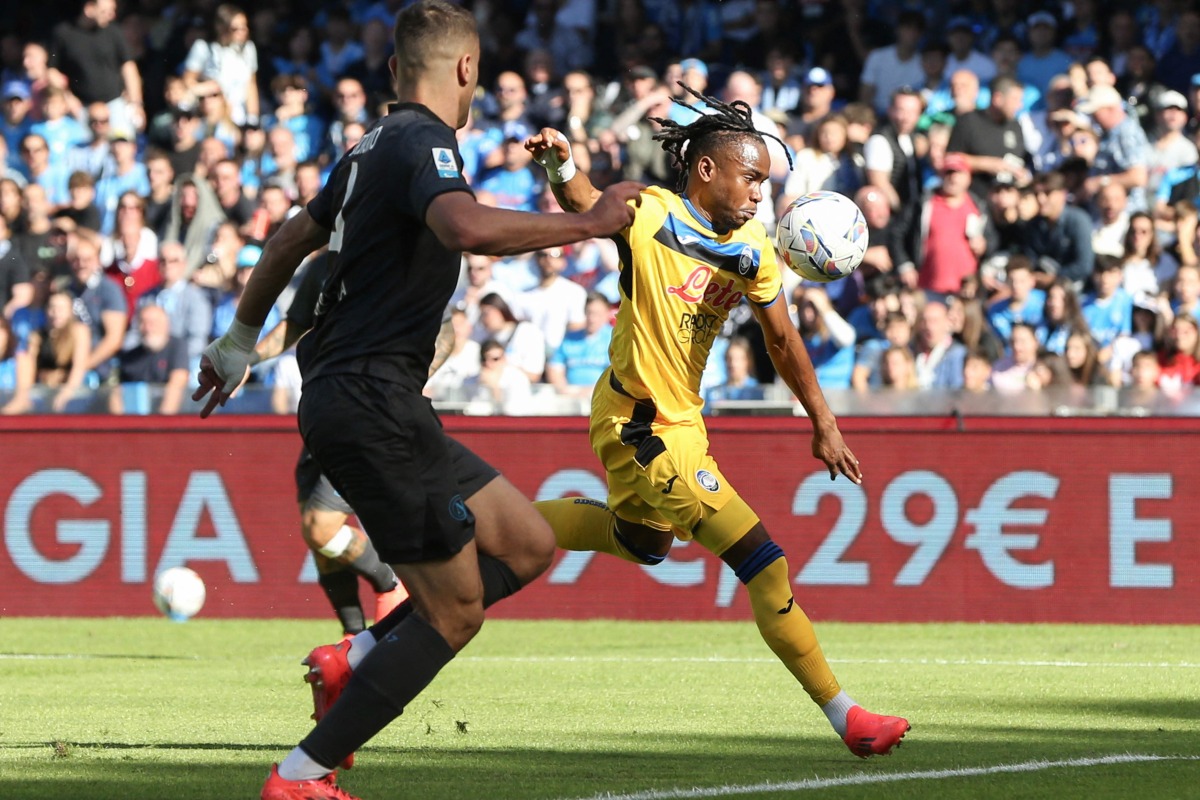 Atalanta's Nigerian forward #11 Ademola Lookman (R) kicks the ball to score his team's opening goal during the Italian Serie A football match between SSC Napoli and Atalanta at the Diego Armando Maradona stadium in Naples, on November 3, 2024. (Photo by CARLO HERMANN / AFP)