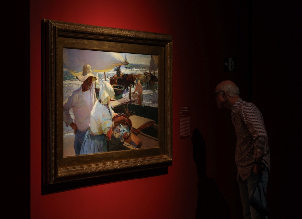 A man watches a painting by Joaquin Sorolla at the exhibition of Juan Antonio Perez Simon private collection in Madrid's Cibeles Palace, on September 26, 2024. (Photo by Pierre-Philippe Marcou / AFP) 