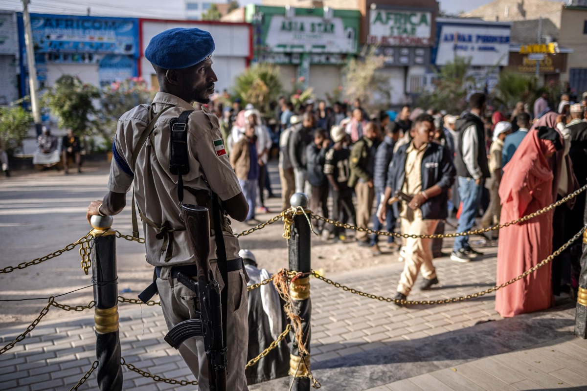 A Somaliand police officer monitors the queues in front of a polling station during the 2024 Somaliland presidential election in Hargeisa on November 13, 2024. Somaliland, a breakaway region of Somalia, holds a presidential election on November 13, 2024 at a time of diplomatic tensions in the Horn of Africa. (Photo by LUIS TATO / AFP)
