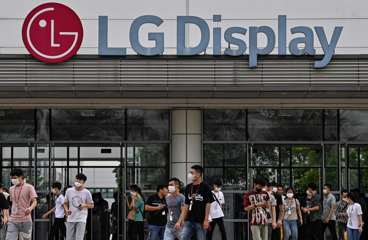 This picture taken on August 29, 2023 shows employees leaving the LG Display factory in Hai Phong. Photo by Nhac NGUYEN / AFP