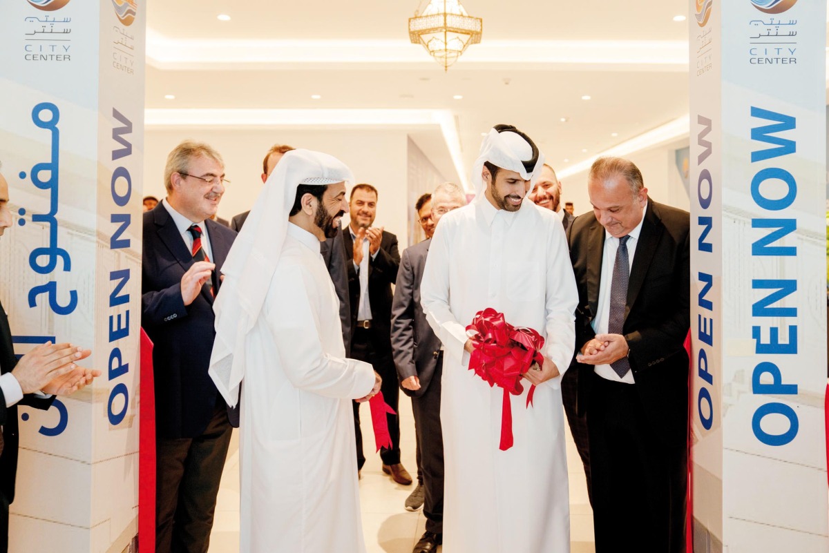 Sheikh Mohammad bin Faisal Al Thani, Vice Chairman of Aamal Company; Rashid bin Ali Al Mansoori, CEO of Aamal Company; and Murat Kayman, General Manager of City Centre Doha during the inauguration of the pedestrian bridge.