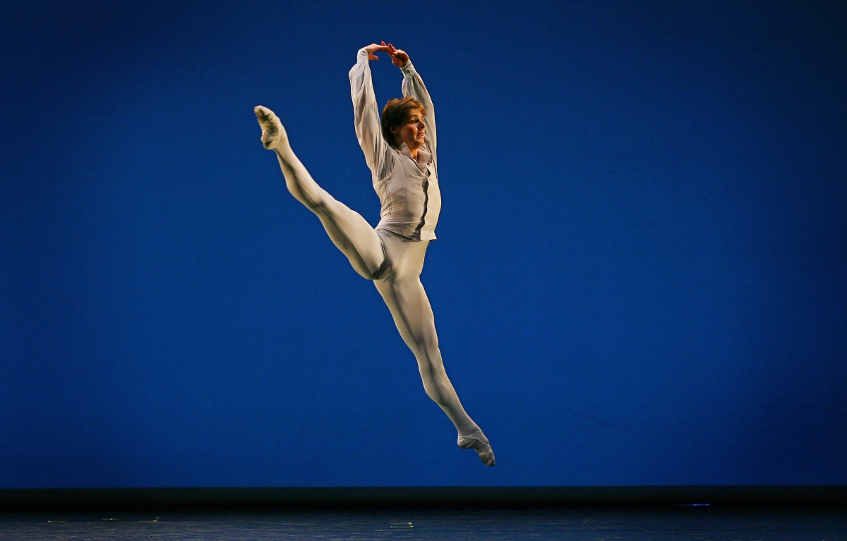 (FILES) Ballet dancer Vladimir Shklyarov from the Mariinsky Ballet performs during a dress rehearsal of 'Tchaikovsky Pas de Deux' at the Saddlers Wells theatre in London, on October 15, 2008. (Photo by Carl DE SOUZA / AFP)
