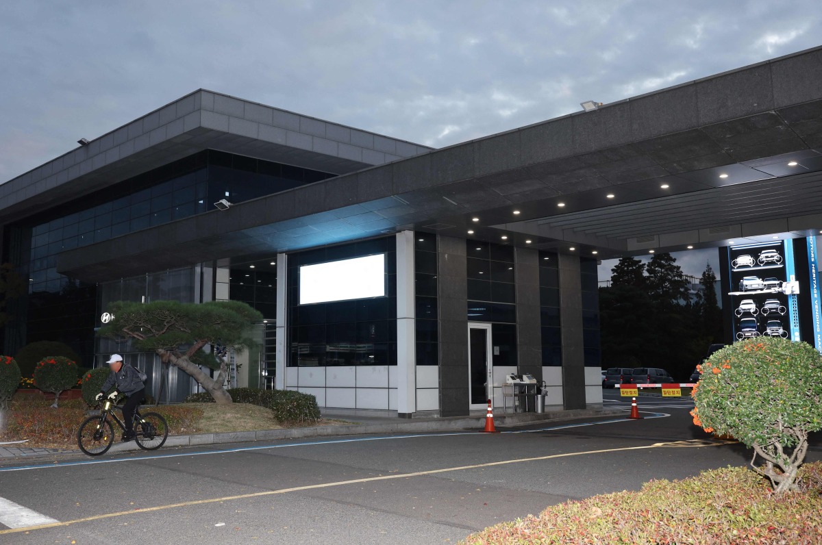 A general view shows the front gate of a Hyundai car plant in Ulsan on November 19, 2024. Photo by YONHAP / AFP