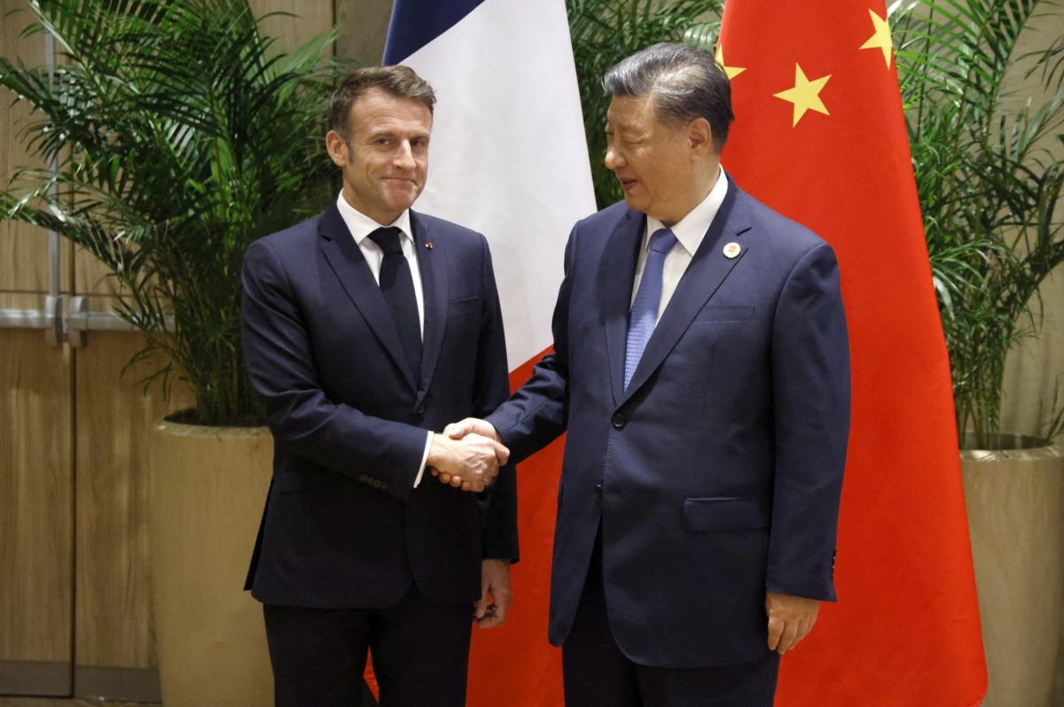 France's President Emmanuel Macron (L) shakes hands with China's President Xi Jinping during a bilateral meeting on the sidelines of the G20 summit in Rio de Janeiro, Brazil, on November 19, 2024. Photo by Ludovic MARIN / AFP.