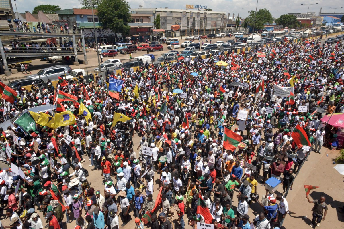 Supporters of the National Union for the Total Independence of Angola (UNITA) and other opposition groups hold banners and chant slogans as they march to protest against Angola's ruling party and President Joao Lourenco in Luanda, on November 23, 2024. Photo by Julio PACHECO NTELA / AFP.