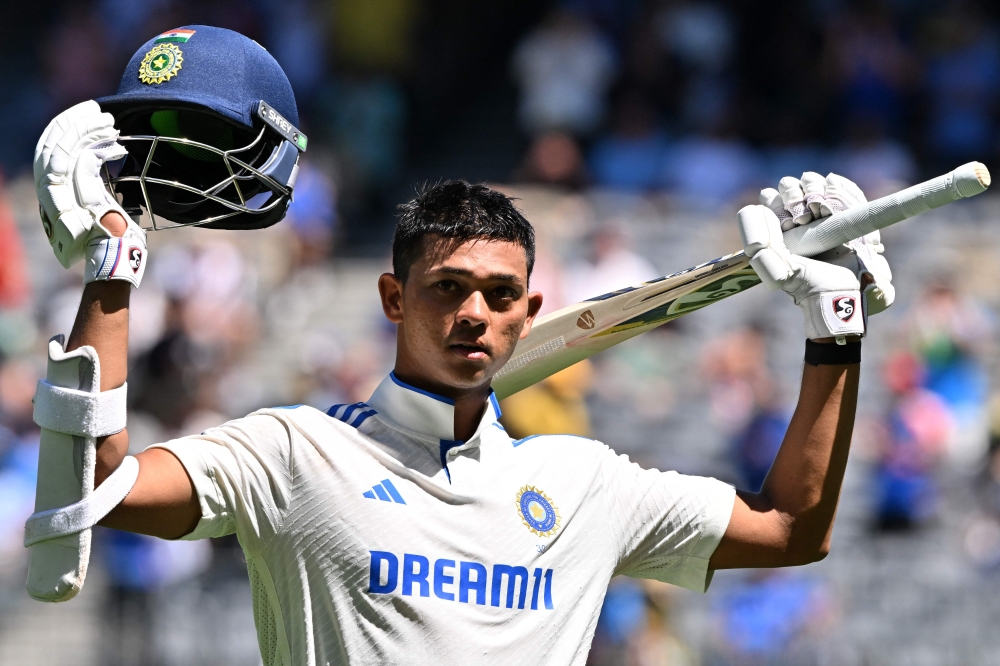 India's Yashasvi Jaiswal acknowledges the crowd while walking back after his dismissal for 161 on day three of the first Test match against Australia at Optus Stadium in Perth on November 24, 2024. (Photo by Saeed Khan / AFP) 