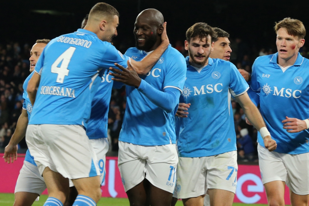 Napoli's Belgian forward #11 Romelu lukaku celebrates scoring his team's first goal with teammates during the Italian Serie A football match between Napoli and Roma at the Diego Armando Maradona stadium in Naples on November 24, 2024. (Photo by Carlo Hermann / AFP)