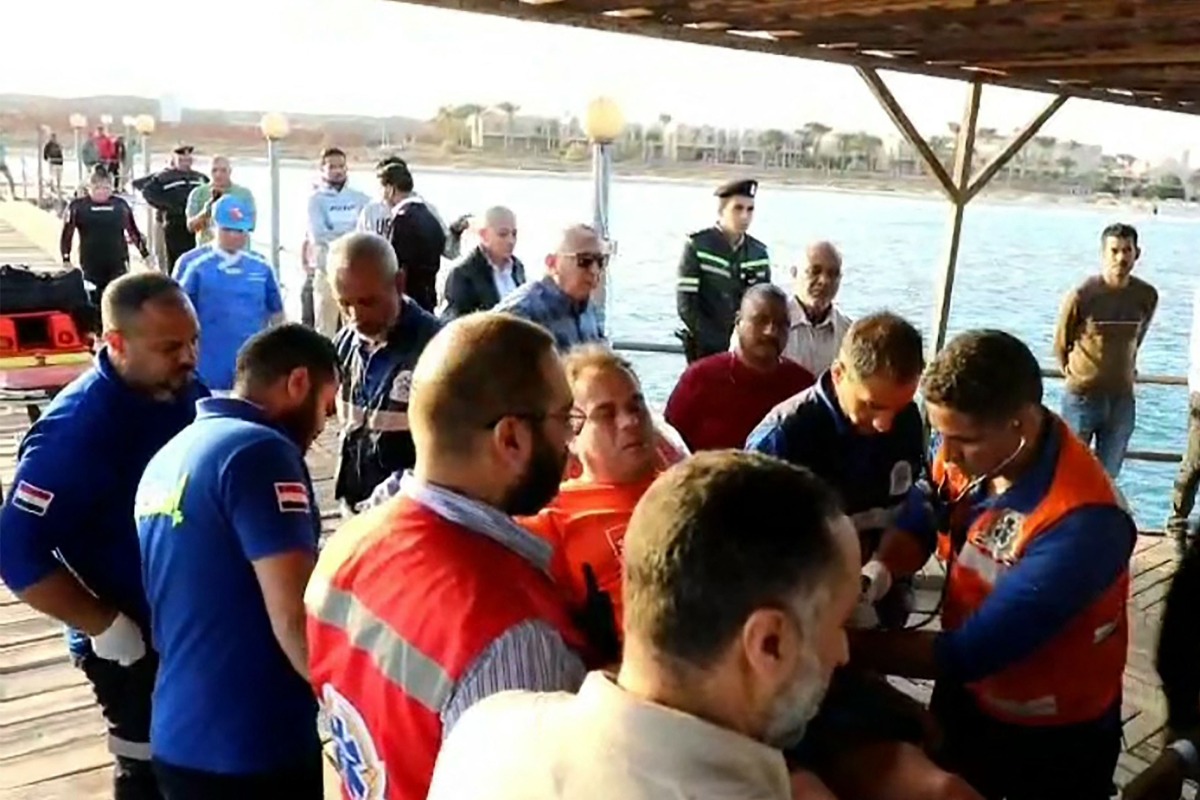 This handout picture released by the Egyptian State Information Service shows first-responders tending to a man on a stretcher in the Red Sea harbour town of Marsa Alam on November 25, 2024. Egyptian authorities said more than a dozen people including foreigners were still missing after a tourist yacht capsized in the Red Sea on November 25, with 28 others rescued. (Photo by EGYPTIAN SIS / AFP) 