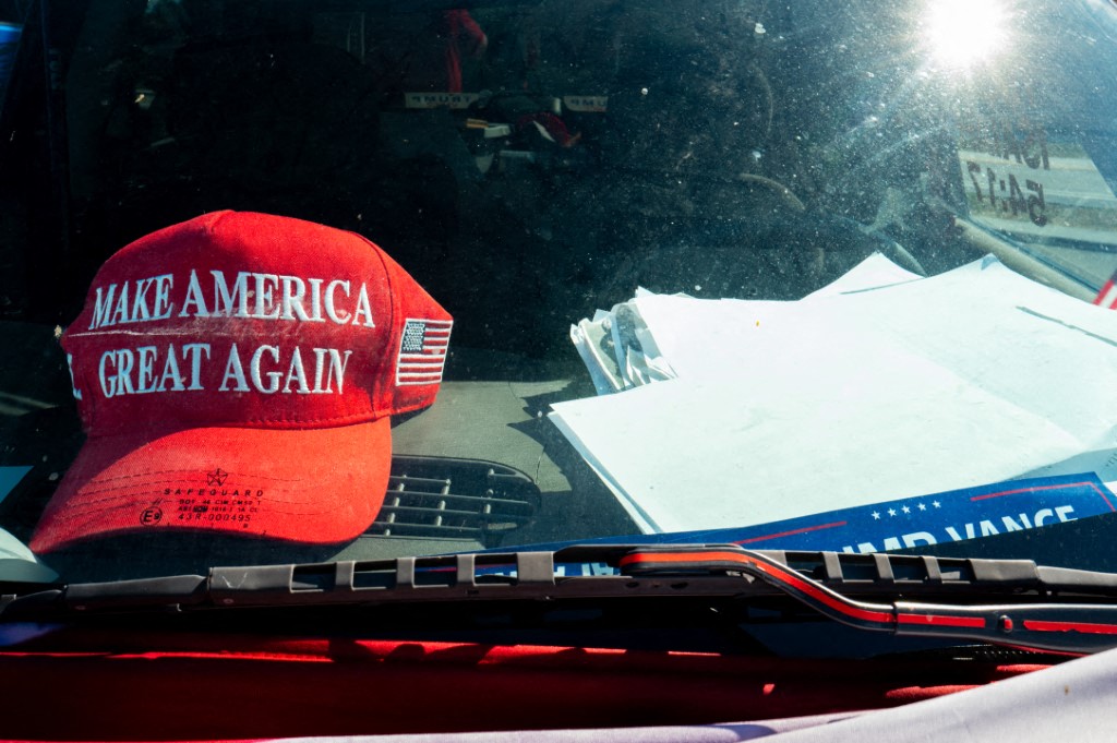 Apparel of U.S. President-elect Donald Trump is seen in the inside of a car near the Mar-a-Lago Club on November 25, 2024 in Palm Beach, Florida. Photo by Brandon Bell / GETTY IMAGES NORTH AMERICA / Getty Images via AFP.