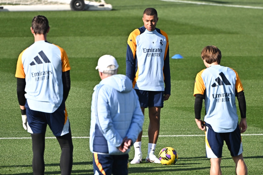 Real Madrid's French forward #09 Kylian Mbappe (C) takes part in a training session at Real Madrid sport city in Valdebebas, outside Madrid, ahead of Spanish league football match Real Madrid v Getafe on November 30, 2024. (Photo by Javier Soriano / AFP)