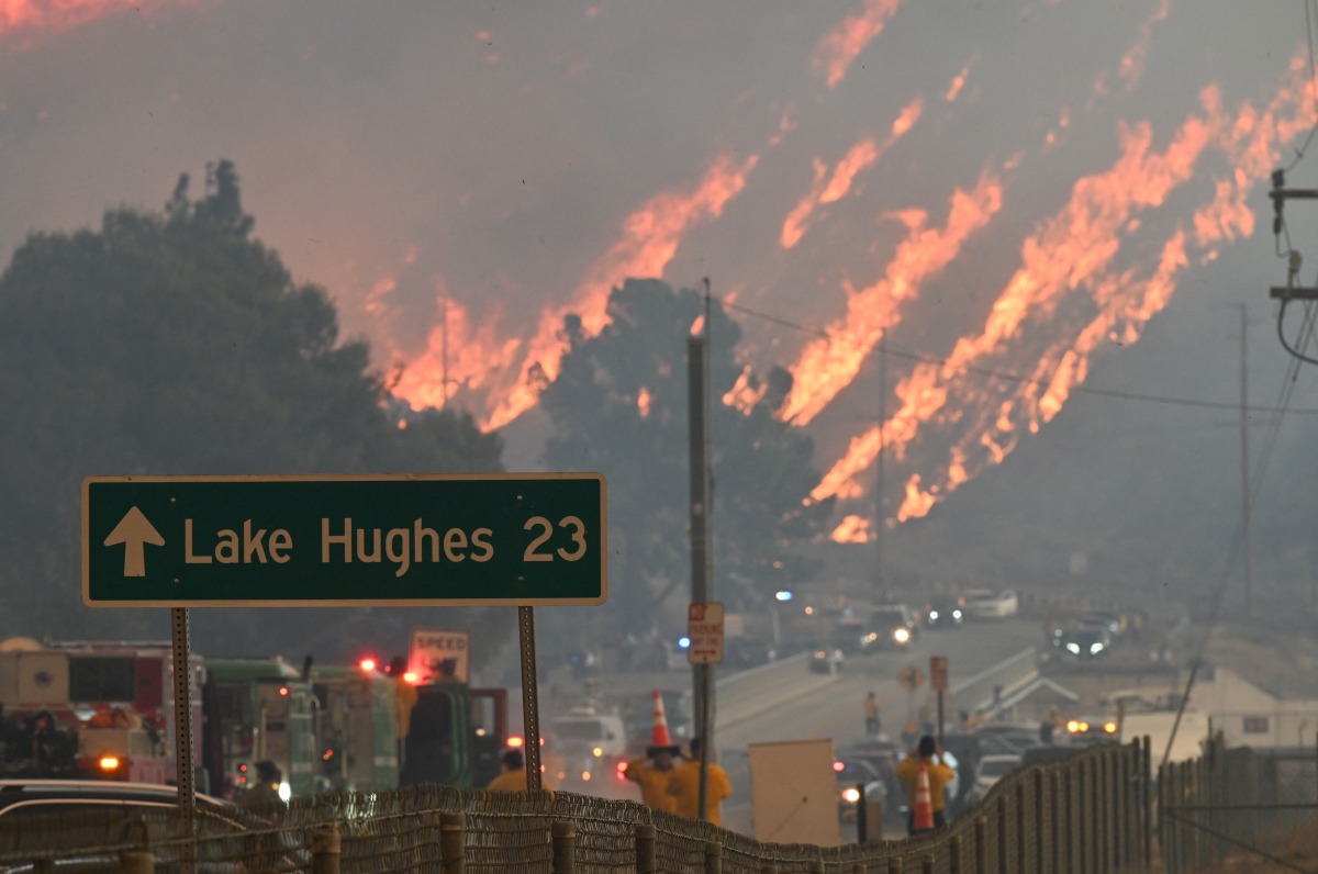 Flames from the Hughes Fire burn a hillside in Castaic, a northwestern part of Los Angeles County, California, on January 22, 2025. Photo by Robyn Beck / AFP.