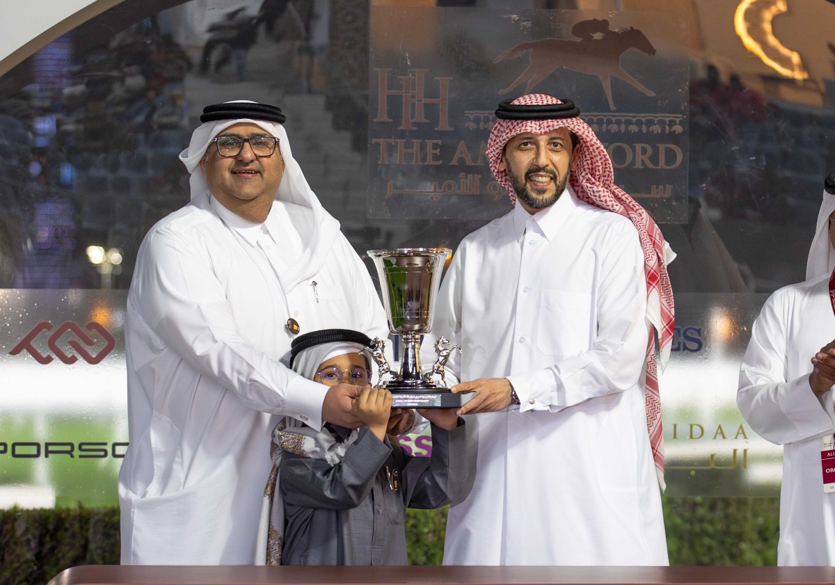 Minister of Public Health H E Mansoor bin Ebrahim bin Saad Al Mahmoud presents trophy to representative of 
Lulwat Al Faisal. PICTURES: Juhaim/QREC  