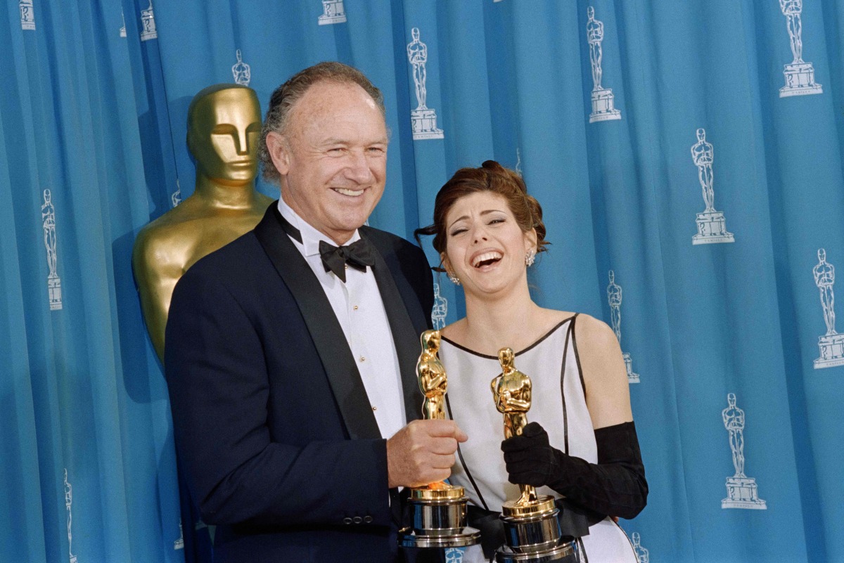 This photograph taken on March 29, 1993, shows US actor Gene Hackman (L) and US actress Marisa Tomei posing with their oscars shortly after being respectively awarded best supporting actor and best supporting actress in Los Angeles. Photo by Scott FLYNN / AFP