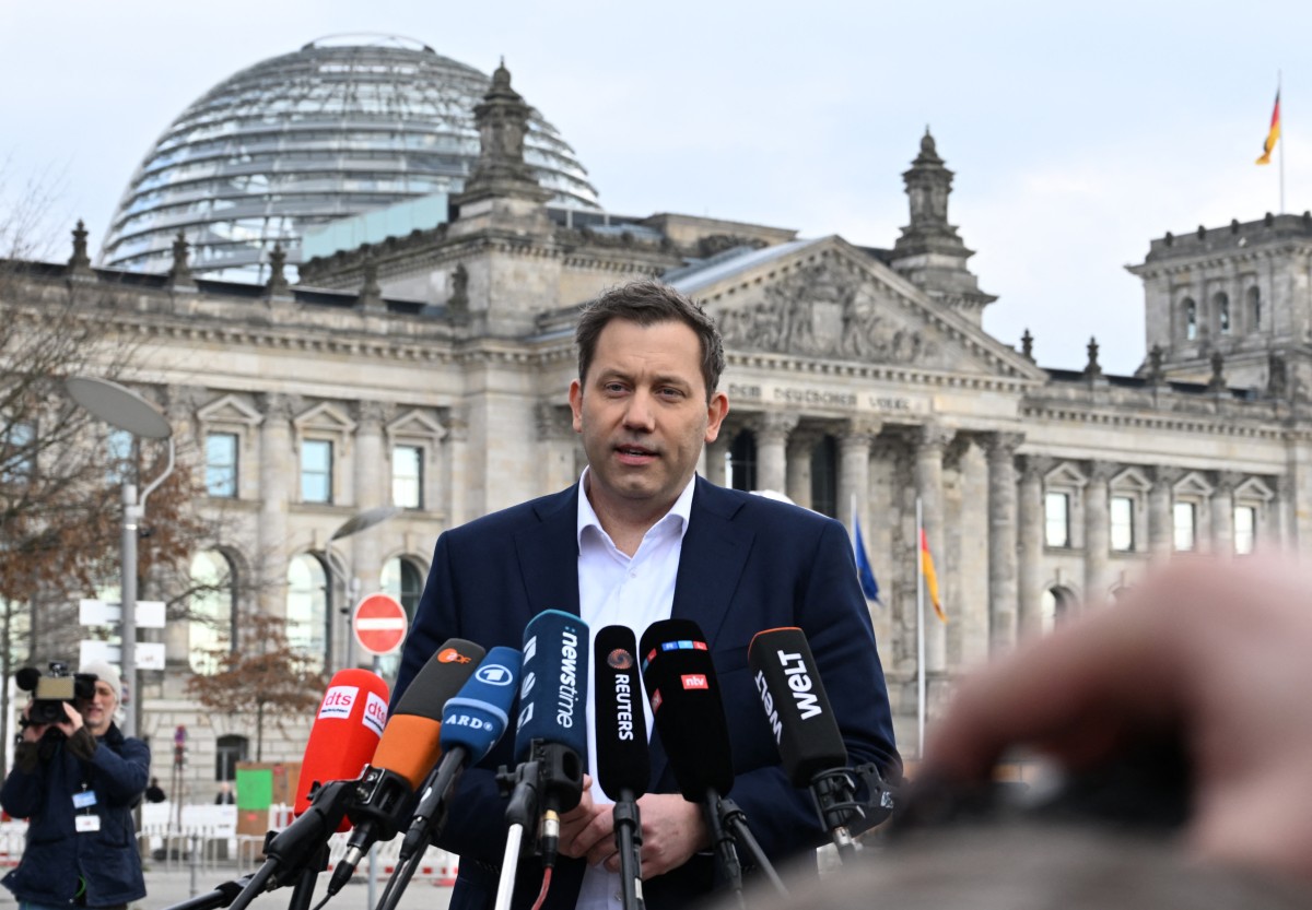 Chairman of the Germany's Social Democratic Party (SPD) Lars Klingbeil gives a statement on March 14, 2025 in front of the Reichstag in Berlin. Photo by RALF HIRSCHBERGER / AFP.