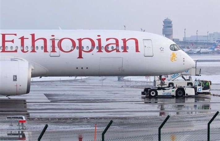 An Airbus A350-941 aircraft of Ethiopian Airlines is pulled by a pushback tractor of air service provider DNATA at Zurich Airport near Ruemlang, Switzerland, December 14, 2022. (REUTERS/Arnd Wiegmann)