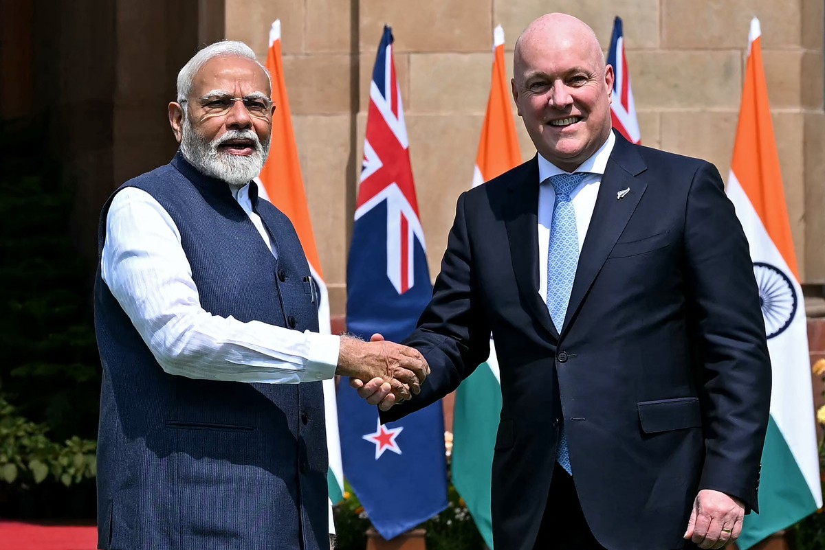 India’s Prime Minister Narendra Modi (L) shakes hands with his New Zealand’s counterpart Christopher Luxon before their meeting at the Hyderabad House in New Delhi on March 17, 2025. Photo by Sajjad HUSSAIN / AFP.