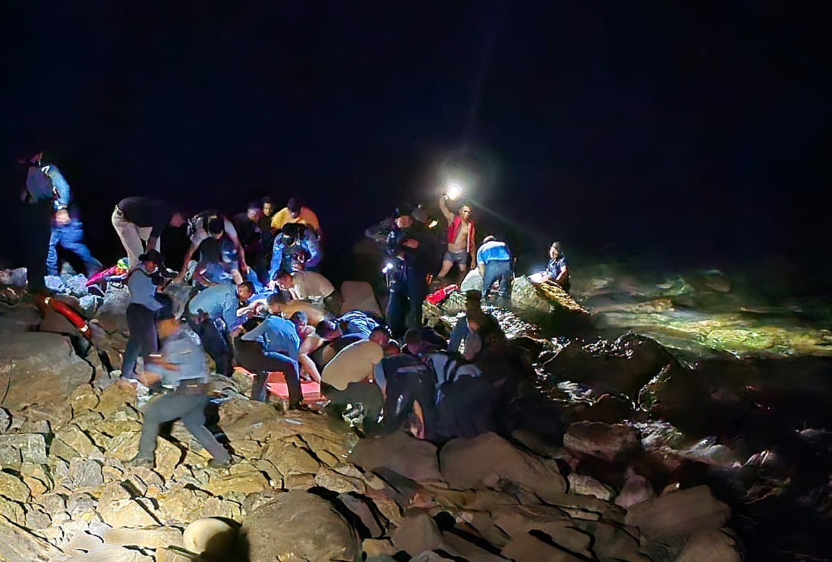 Handout picture released by Honduran Police shows rescue teams working on the site of a plane crash in Roatan, Honduras on March 17, 2025. Photo by Handout / HONDURAN POLICE / AFP