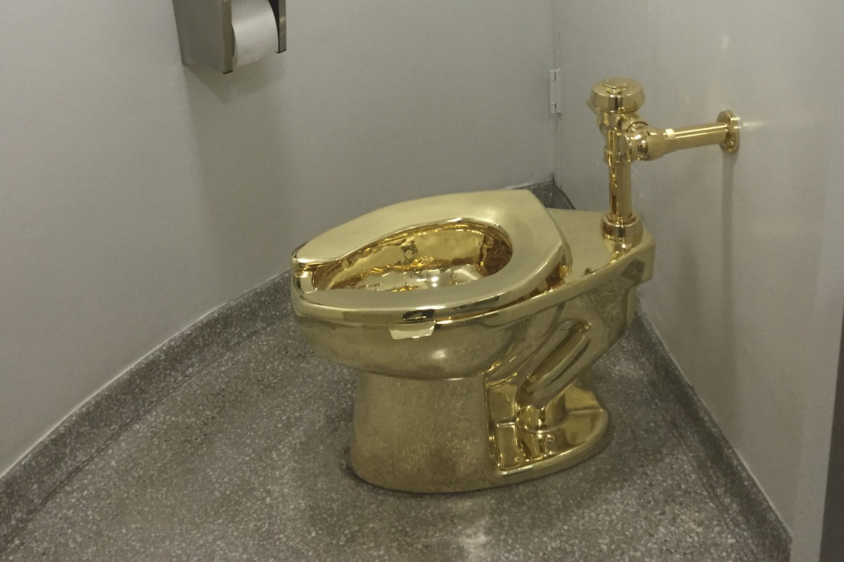 (FILES) A fully functioning solid gold toilet, made by Italian artist Maurizio Cattelan, is going into public use at the Guggenheim Museum in New York on September 15, 2016. (Photo by William EDWARDS / AFP)