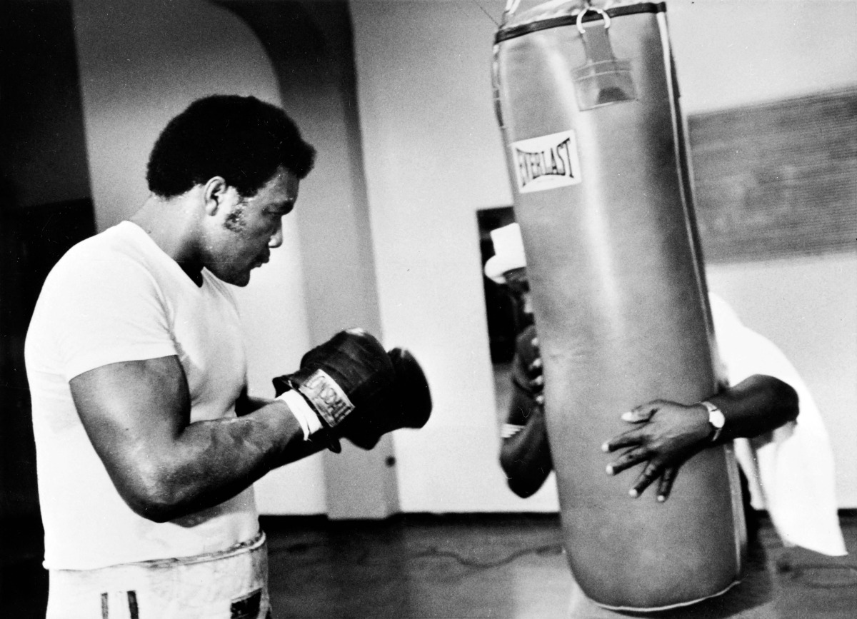 US Heavyweight boxer George Foreman (L) is seen on January 1973 during a training session in preparation for his match against Joe Frazier in Kingston. (Photo by AFP)